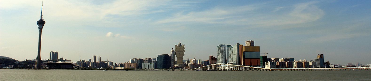 https://upload.wikimedia.org/wikipedia/commons/thumb/6/6c/Macau_skyline_2013_%28panorama%29.JPG/1578px-Macau_skyline_2013_%28panorama%29.JPG