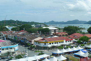 https://upload.wikimedia.org/wikipedia/commons/thumb/d/df/Pulau_Langkawi_-_Kuah_town.JPG/320px-Pulau_Langkawi_-_Kuah_town.JPG