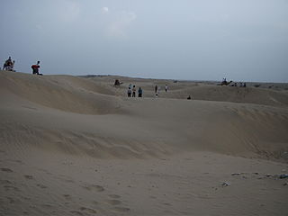 https://upload.wikimedia.org/wikipedia/commons/thumb/e/e1/Sand_sunes_sum_rajasthan.JPG/320px-Sand_sunes_sum_rajasthan.JPG