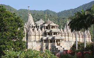 https://upload.wikimedia.org/wikipedia/commons/thumb/8/86/Chaumukha_Jain_temple_at_Ranakpur_in_Aravalli_range_near_Udaipur_Rajasthan_India.jpg/320px-Chaumukha_Jain_temple_at_Ranakpur_in_Aravalli_range_near_Udaipur_Rajasthan_India.jpg