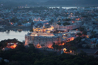 https://upload.wikimedia.org/wikipedia/commons/thumb/6/6f/Evening_view%2C_City_Palace%2C_Udaipur.jpg/320px-Evening_view%2C_City_Palace%2C_Udaipur.jpg