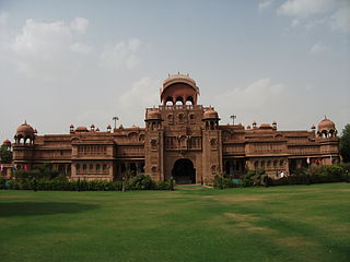 https://upload.wikimedia.org/wikipedia/commons/thumb/9/98/Laxmi_niwas_palace.JPG/320px-Laxmi_niwas_palace.JPG